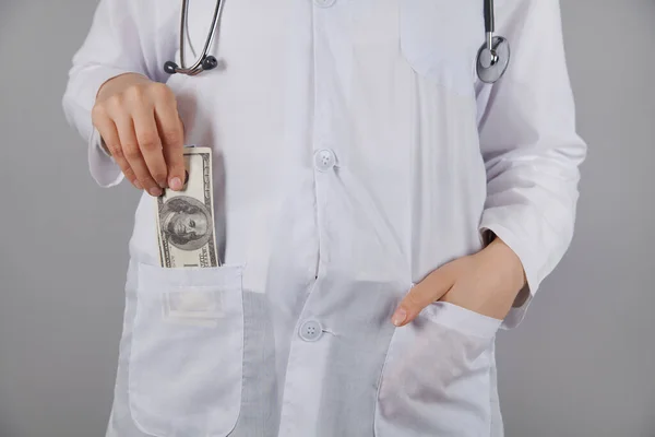 Ženská Doktorka Drží Dolar Koncept Korupce Nebo Úplatku Doktor Dává Stock Snímky
