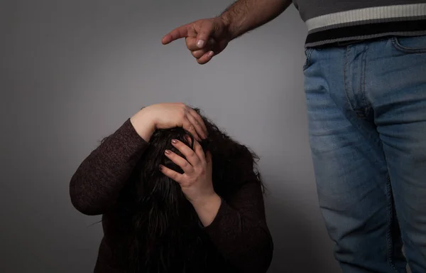 Homem Bate Mulher Triste Violência Doméstica — Fotografia de Stock