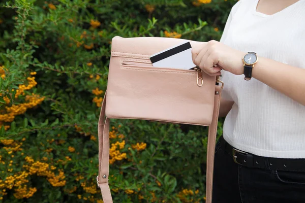 Stijlvolle Vrouw Die Creditcard Handtas Stopt — Stockfoto