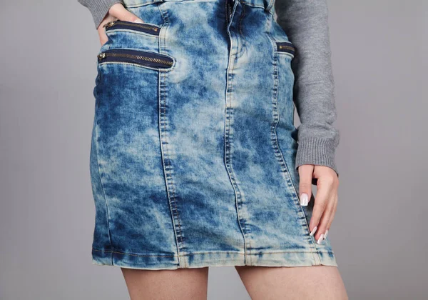 Jong Mode Vrouw Met Jeans Rok Grijze Achtergrond — Stockfoto