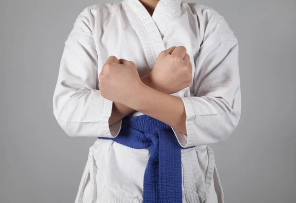 Mladý Chlapec Trénuje Karate Šedém Pozadí Chlapec Kimonem — Stock fotografie