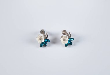 Küpeler beyaz arka planda izole edilmiş. Moda kavramı.