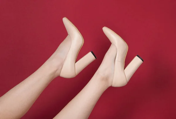 Ноги Женщины Стильной Высокой Обуви Красном Фоне — стоковое фото