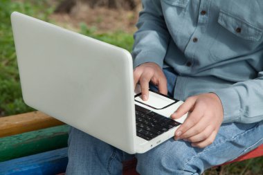 Adam dışarıda bilgisayarla çalışıyor..