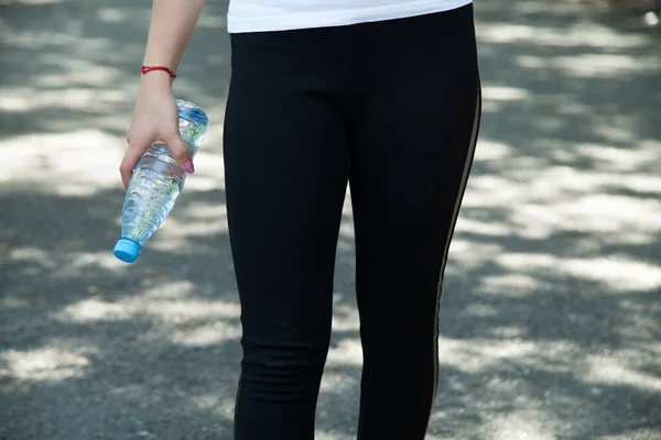 Sportliche Frau Mit Einer Flasche Wasser Der Hand Trinkwasserkonzept — Stockfoto