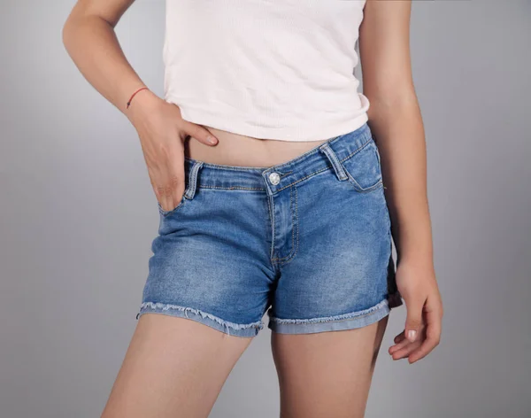 Kaukasische Jonge Vrouw Jeans Shorts Grijze Achtergrond — Stockfoto