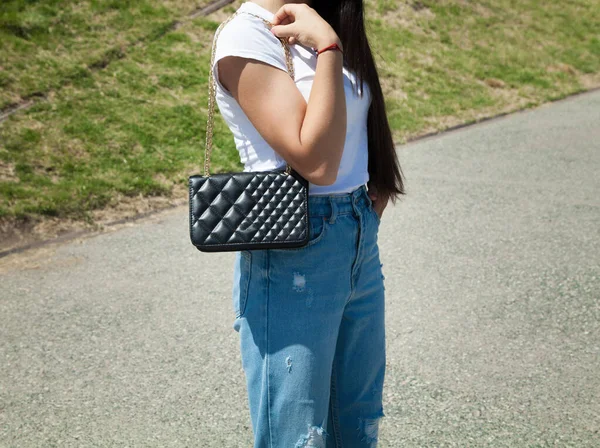 Mujer Moda Sosteniendo Bolso Ciudad — Foto de Stock