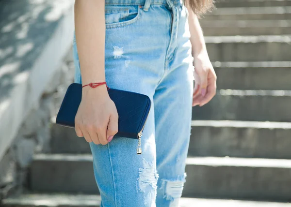 Mujer Moda Sosteniendo Una Billetera Ciudad — Foto de Stock