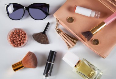 Beyaz arka planda kadın kozmetik ürünleri ve aksesuarları. Moda kavramı.