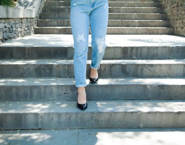 Beyaz kadın merdivenlerden iniyor.