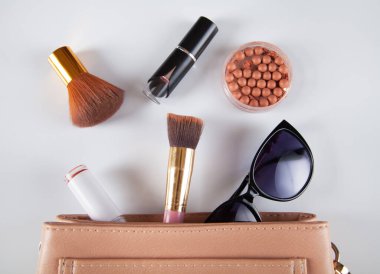 Beyaz arka planda kadın kozmetik ürünleri ve aksesuarları. Moda kavramı.