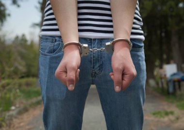 Kelepçeli beyaz adam, ceza konsepti.