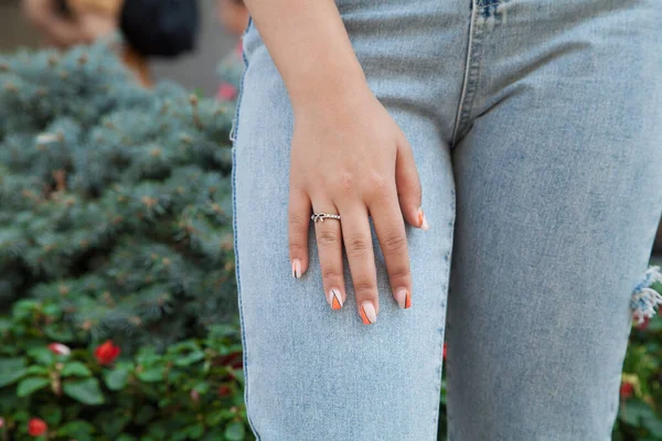 Femme Portant Une Bague Luxe Debout Dans Rue Concept Mode — Photo