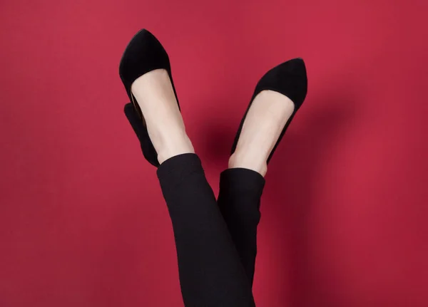 Ноги Женщины Стильной Высокой Обуви Красном Фоне Лицензионные Стоковые Изображения