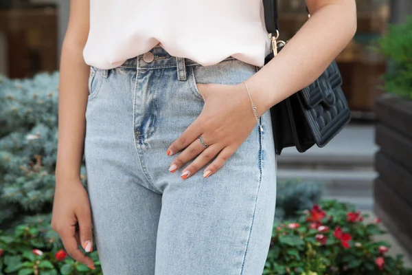 Femme Portant Une Bague Luxe Debout Dans Rue Concept Mode — Photo