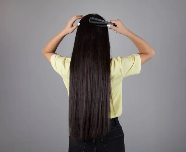 Frau Kämmt Ihre Haare Schönes Haarkonzept — Stockfoto