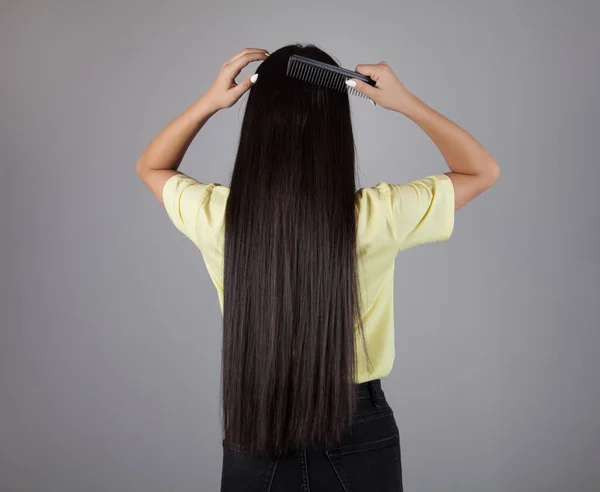 Een Vrouw Die Haar Haar Kamt Mooi Haarconcept Rechtenvrije Stockfoto's