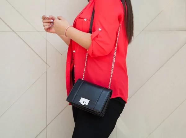 Jonge Vrouw Met Luxe Handtas Trendy Outfit Modeconcept — Stockfoto