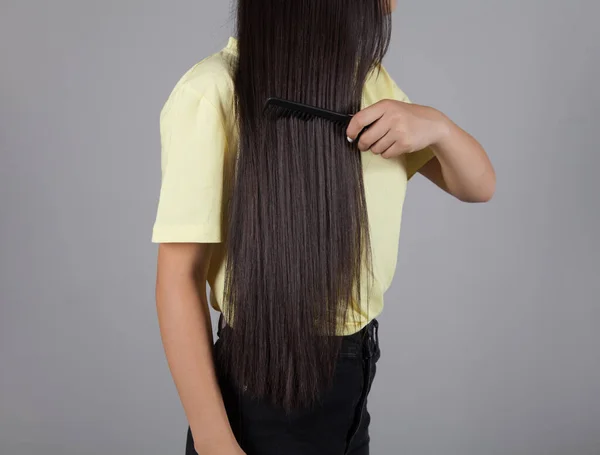 Frau Kämmt Ihre Haare Schönes Haarkonzept — Stockfoto