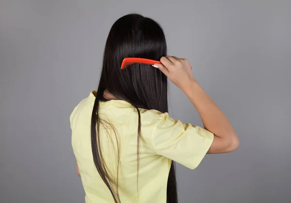 Woman Combing Her Hair Beautiful Hair Concept — Stock Photo, Image