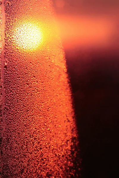 Pôr do sol, gotas de água no vidro suado — Fotografia de Stock