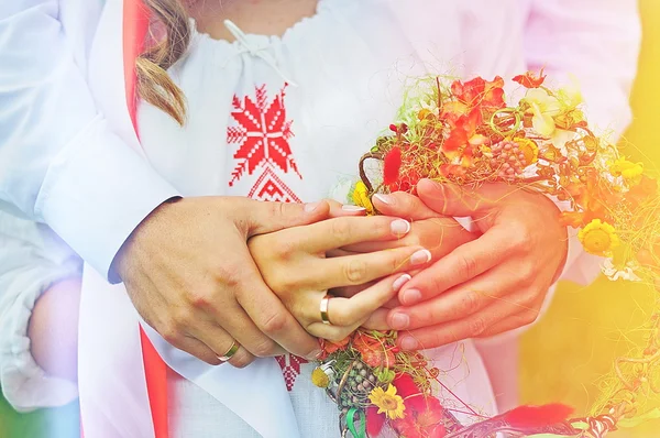 Um casal feliz a segurar as mãos um do outro. casamento russo, alianças de casamento — Fotografia de Stock