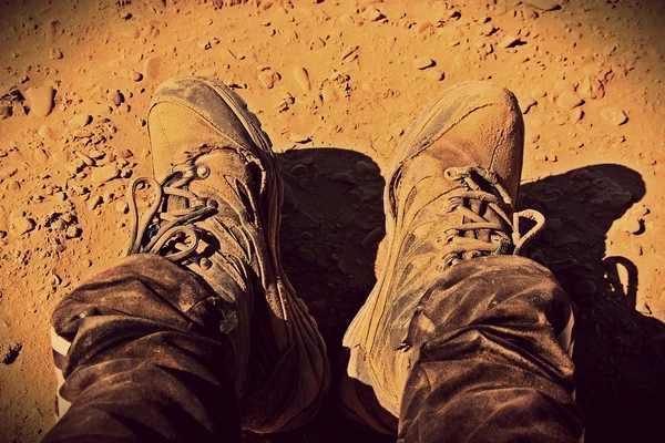 Old shoes, holey dusty sneakers, worn shoes, hiking. — Stock Photo, Image