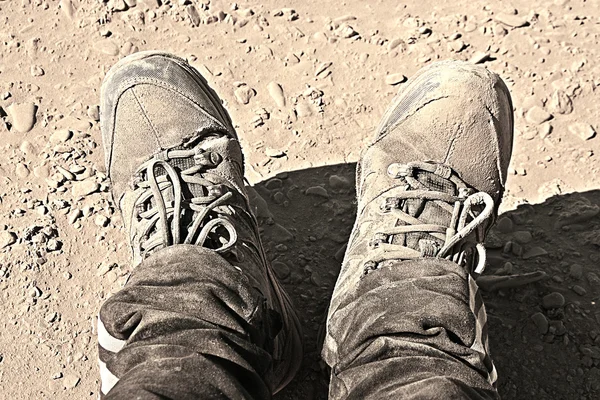 Alte Schuhe, löchrige, staubige Turnschuhe, getragene Schuhe, Wandern. — Stockfoto