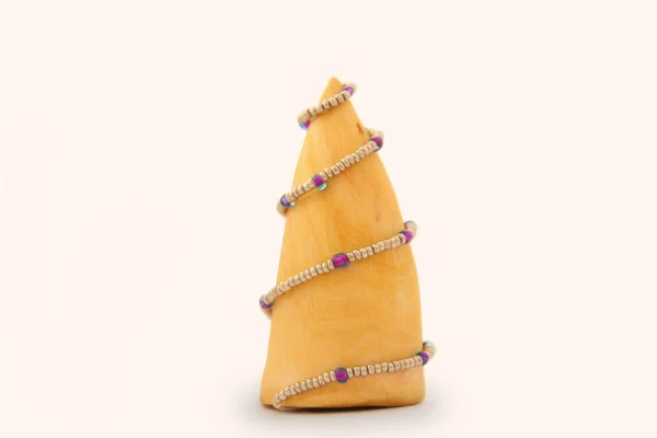 Albero di Natale in legno, ghirlanda di perline, albero di legno — Foto Stock