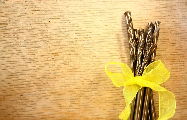男性のための贈り物、ドリルの花束 — ストック写真