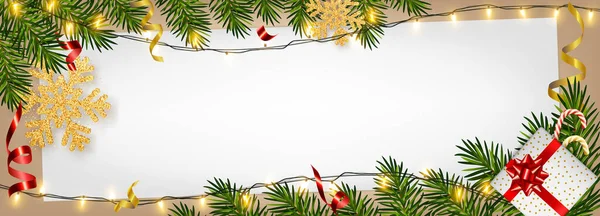 Fondo de Navidad con ramas de pino realistas, guirnaldas brillantes, caja de regalos, dulces, copo de nieve de oro brillante, oropel. Plantilla para la tarjeta de felicitación de Navidad y Año Nuevo, cartel, postal, pancarta — Vector de stock