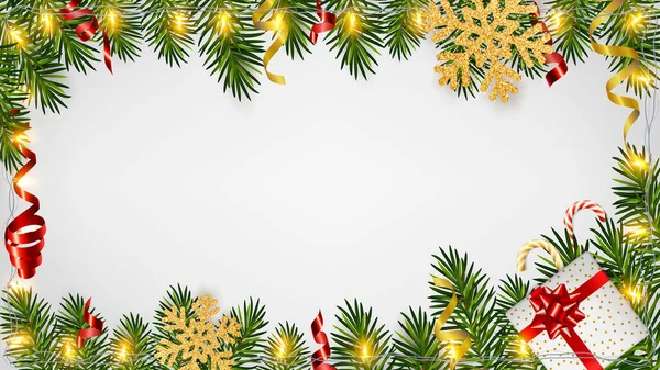 Fondo de Navidad con ramas de pino realistas, guirnaldas brillantes, caja de regalos, dulces, copo de nieve de oro brillante, oropel. Plantilla para la tarjeta de felicitación de Navidad y Año Nuevo, cartel, postal, pancarta — Vector de stock