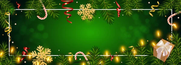 Jul grön bakgrund med realistiska tall grenar, lysande girlanger, presentförpackning, godis, glitter guld snöflinga, tinsel. Mall för jul och nyår gratulationskort, affisch, vykort, banner — Stock vektor