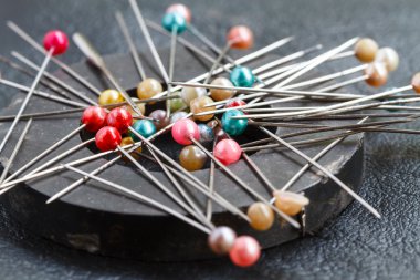 Siyah deri üzerinde yuvarlak manyetik iğnelik pimleri ekleyin