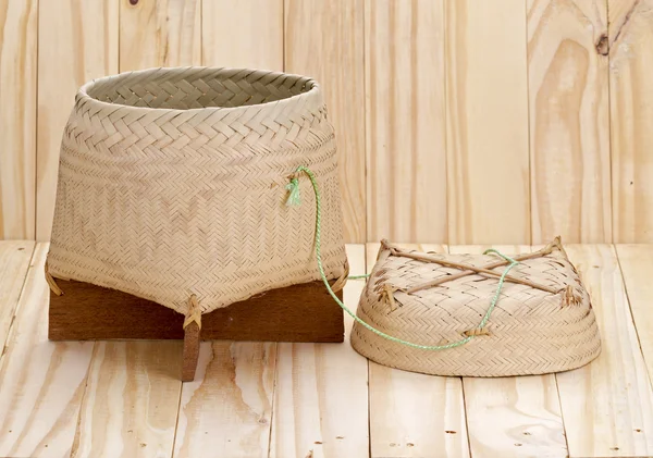 Recipiente de cesta de bambu para a exploração de arroz glutinoso cozido — Fotografia de Stock