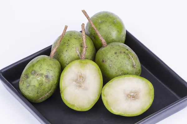Färsk Hog plum (Wild Mango) på svart maträtt Royaltyfria Stockfoton