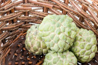 Hasır sepet içinde muhallebi elma