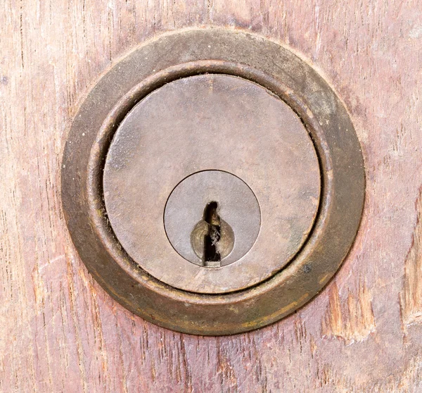 Gealtertes Schlüsselloch an Holzwand — Stockfoto