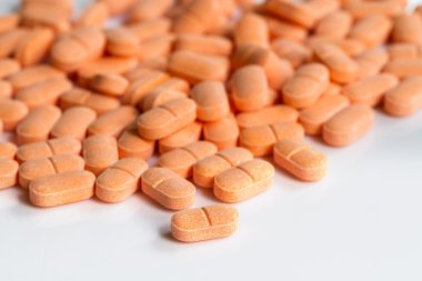 tıbbi turuncu hapları yığını