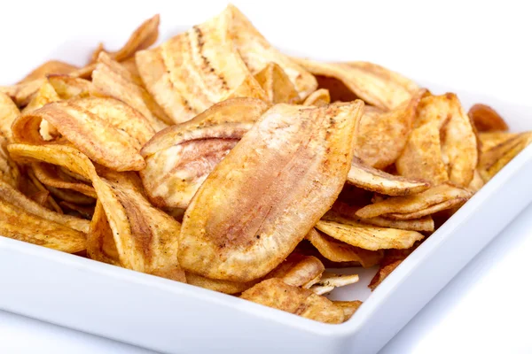 Ropogós banana chip a fehér edény — Stock Fotó