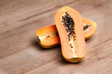 Papaya - yarım kesilmiş