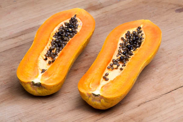 Papaya - medio cortado Imagen de stock
