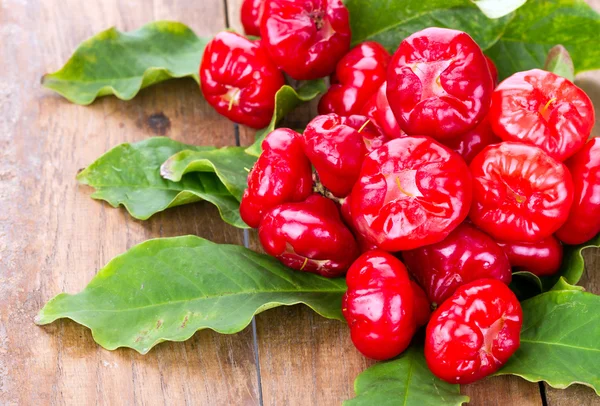 Fresh vivid red Rose Apple 'Plastic Daeng' — Zdjęcie stockowe