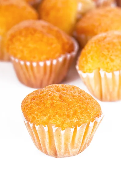 Vynikající mini muffiny na bílém pozadí — Stock fotografie