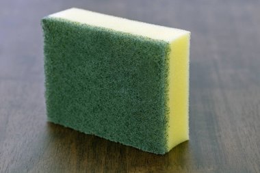 Yeşil bir sünger temizleme süngeri mutfak süngeri temizlik süngeri aşındırıcı sünger aşındırıcı ped sarı gözenekli gözenekli temizlik süngeri.