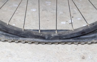 Yolda lastik ile eski bisiklet tekerleği