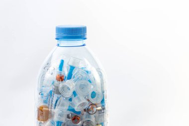Bulaşıcı atık imhası için plastik bir şişede toplanan insülin şırıngaları ve iğneler kullanılmış. Tıbbi atık yönetimi, biyolojik tehlike güvenliği ve evdeki uygun konteynır kavramı