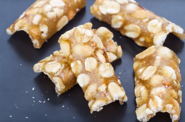 Çıtır çıtır tatlı fıstık çubuk siyah plaka üzerinde