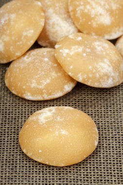 El yapımı organik şeker kamışı şeker siyah plaka üzerinde