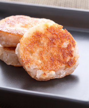 Tay tatlı - siyah yemek üzerine Hindistan cevizi acıbadem kurabiyesi